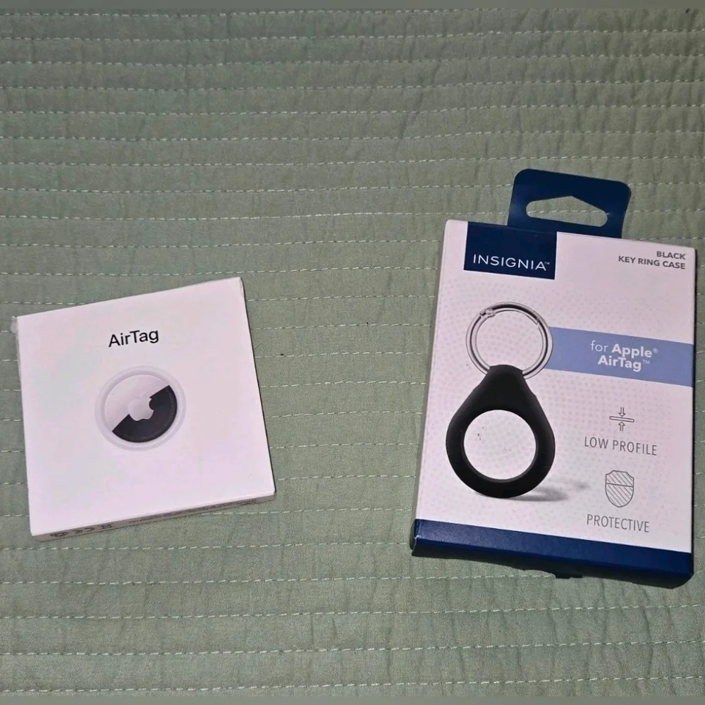 Apple AirTag & Black Air Tag Keychain MX532LL/A MODEL A2187 IPad IPhone New